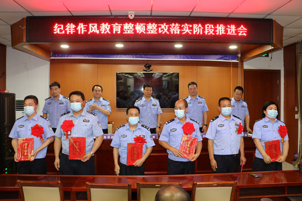 邓州市交警大队举办“迎七一学党史彰先进”活动