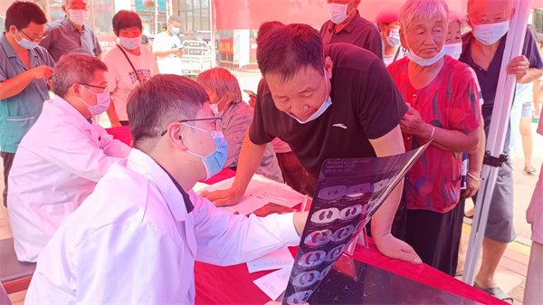 郑州大学第一附属医院博士专家服务团到柳河镇开展送医下乡义诊活动