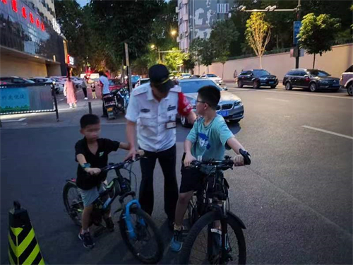 四名男孩骑山地车斜坡上追逐冲刺，郑州巡防劝阻