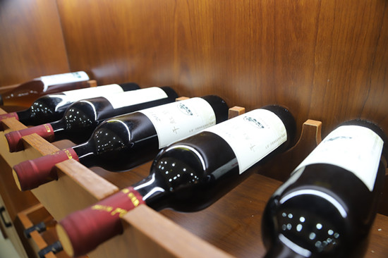 红酒怎么分辨真假？进口红酒和国产红酒哪个更好喝？