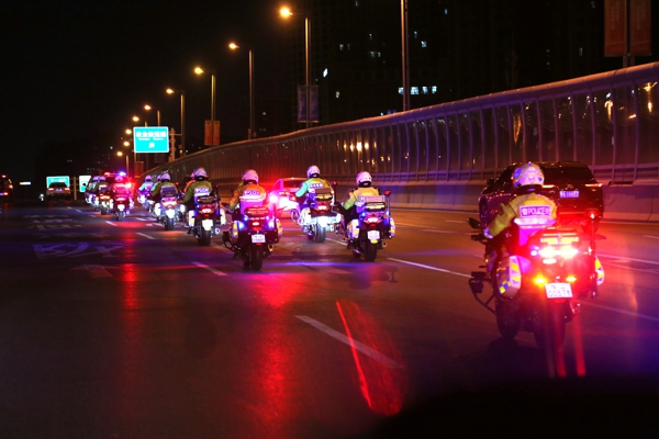 郑州交警开展高架桥各类违法行为集中查处行动