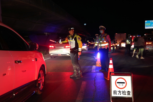 郑州交警开展高架桥各类违法行为集中查处行动