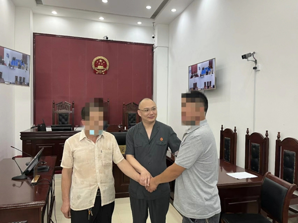 南召县法院：三棵杨树惹纠纷  法官调解促和睦