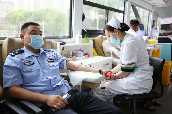 捐献热血为人民  汇聚爱心铸警魂——邓州市公安局组织开展无偿献血活动