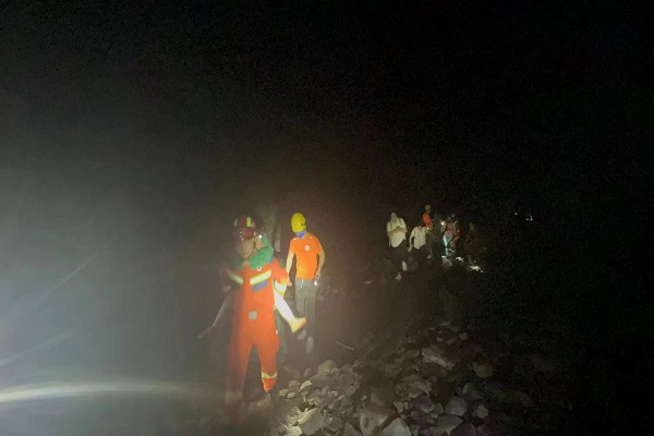 8人被困山中，巩义市消防救援大队紧急救援