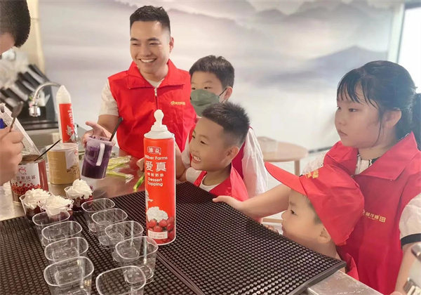 茶饮品牌——桃伴糖“亲子公益行活动”在商丘日月湖成功举行