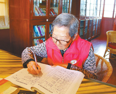 91岁老人30多年义务值守图书馆