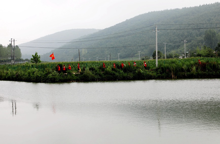 河南内乡：“巾帼”护水队守护一渠清水