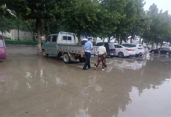 女子雨中躺地下道 商丘交警驱车送回家