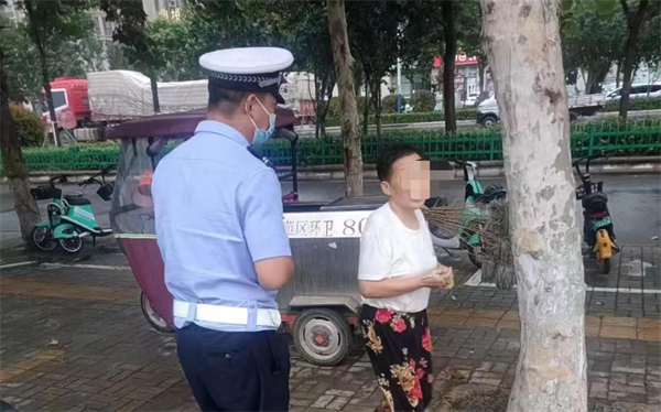 女子雨中躺地下道 商丘交警驱车送回家