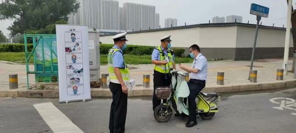 行业主管单位带动 压实企业主体责任 郑州交警十一支队多措并举提高头盔佩戴率