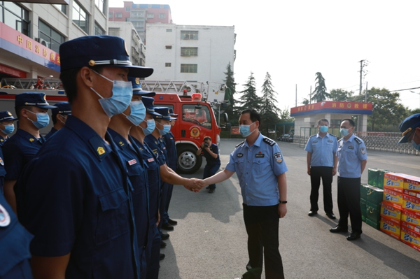 邓州市公安局“八一”节前夕慰问消防武警指战员