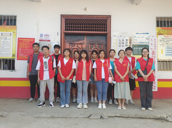 邓州义工组织“大学生志愿者”进村入户助学忙