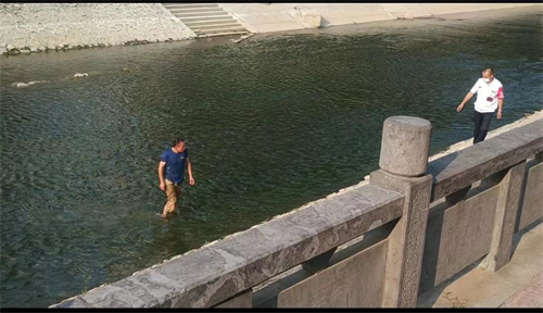 郑州一男子在金水河里泡澡，巡防队员苦劝一番才上岸