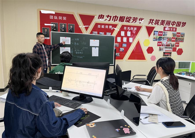 郑州电力高等专科学校的实训室创作有彩“红”