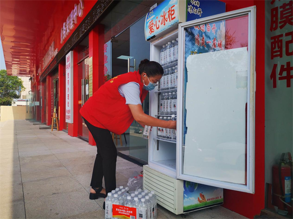 河南虞城：开展“爱心冰柜”公益活动 为户外劳动者送“清凉”