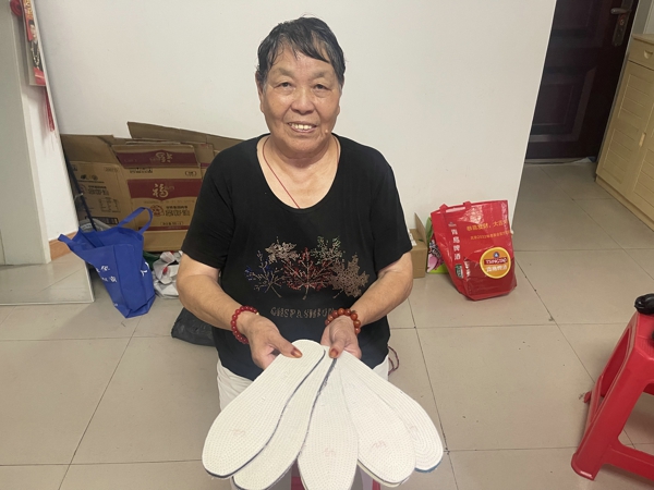 信阳市浉河区：“爱心奶奶”制鞋垫送官兵
