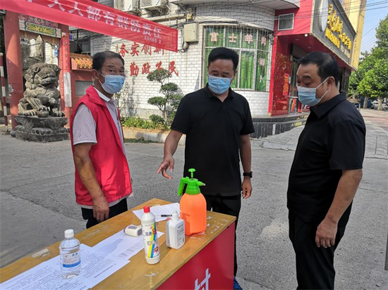 灵宝市委副书记、宣传部部长周详到尹庄镇督导疫情防控工作