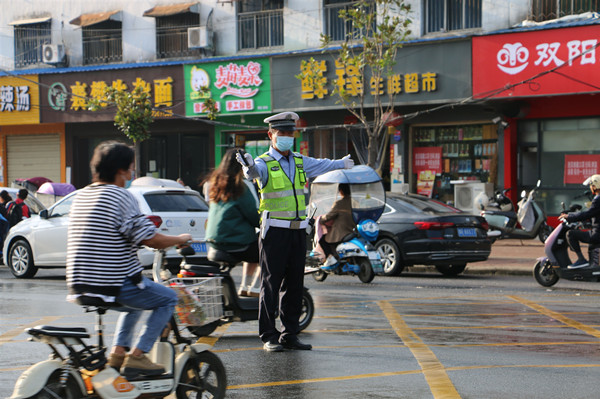 开学第一天  邓州交警全力保畅通