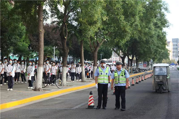 开学第一天，商丘交警站好“护学岗”为学生保驾护航