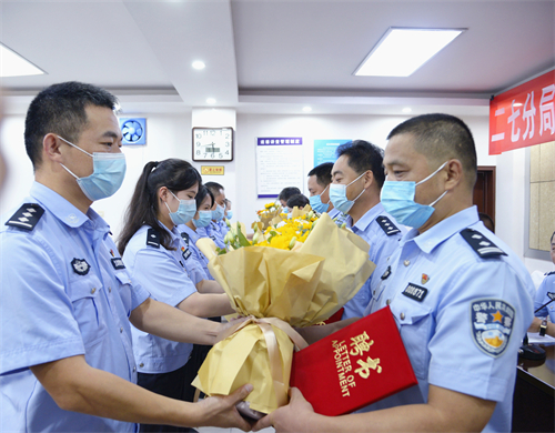 郑州二七警方组织开展“师傅带徒弟”活动结对仪式