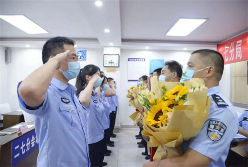 郑州二七警方组织开展“师傅带徒弟”活动结对仪式