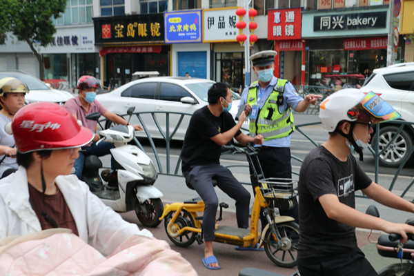 邓州市交警大队持续开展佩戴头盔劝导教育行动