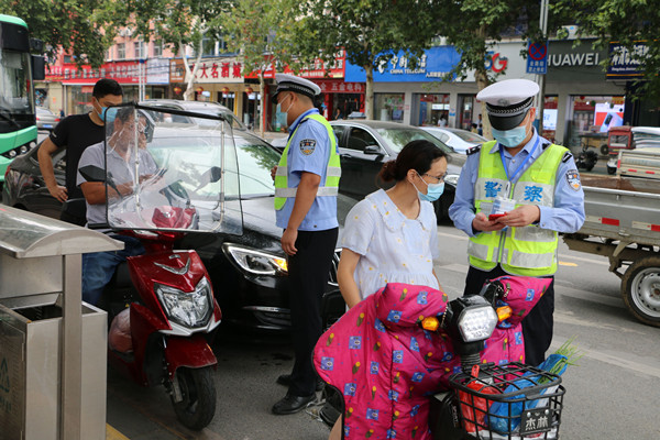 邓州市交警大队持续开展佩戴头盔劝导教育行动
