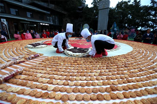 河南老君山：14个同心圆 5600枚月饼、枣花馍拼成“我的中国心”迎中秋祝福家国团圆