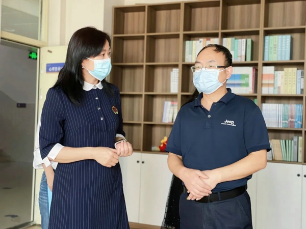郑东新区社会事业局副局长窦法山一行到龙腾小学进行健康和卫生先进单位实地复审检查