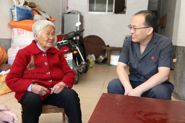 西峡县法院院长肖新征到重阳镇看望慰问百岁老人