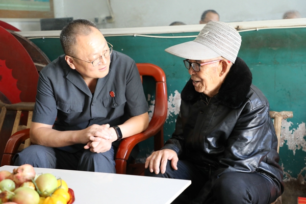 西峡县法院院长肖新征到重阳镇看望慰问百岁老人