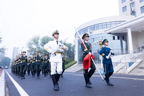黄河科技学院党委书记、校长带领在校师生举行升国旗仪式