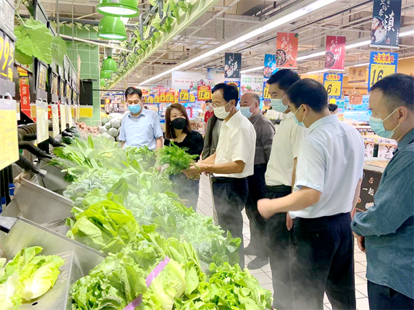 商丘市市场监管局局长戚征伦对国庆期间食品安全工作进行督导调研