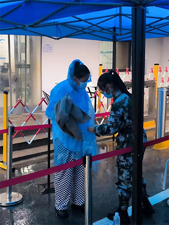送雨衣 备姜茶 送学生回宿舍  黄河科技学院校长书记雨中为学生送来浓浓暖意