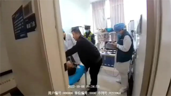 河南虞城：村民突发急病 交警紧急开道护送就医