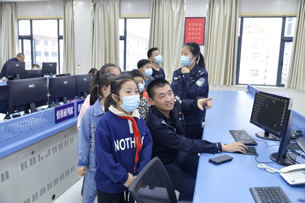 郑州二七警方的“警营小课堂”开班喽！