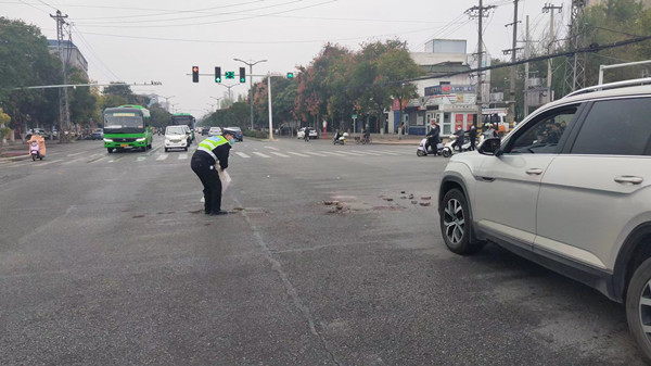 邓州交警：清理散落路面杂物 确保车辆通行安全