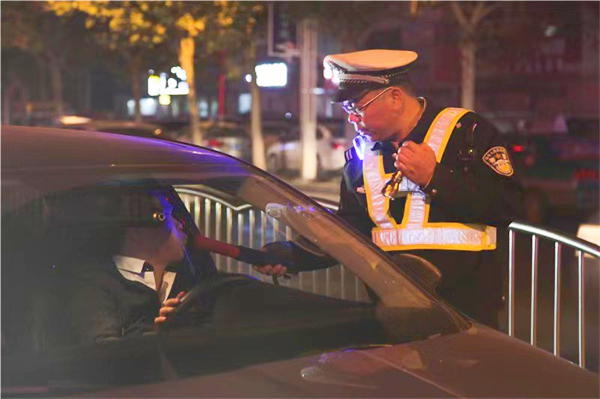 商丘市公安局交警支队开展周末夜查酒驾统一行动 43名“酒司机”落网