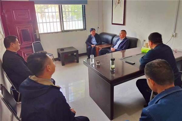 邓州市法院看望慰问驻村工作队