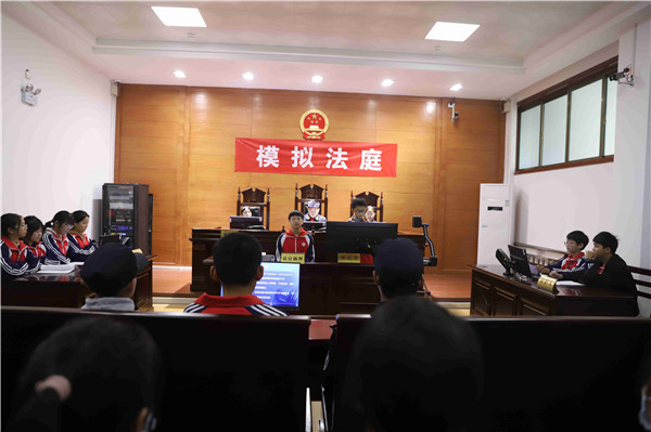 邓州市法院：旁听庭审“零距离”模拟法庭“亲体验”