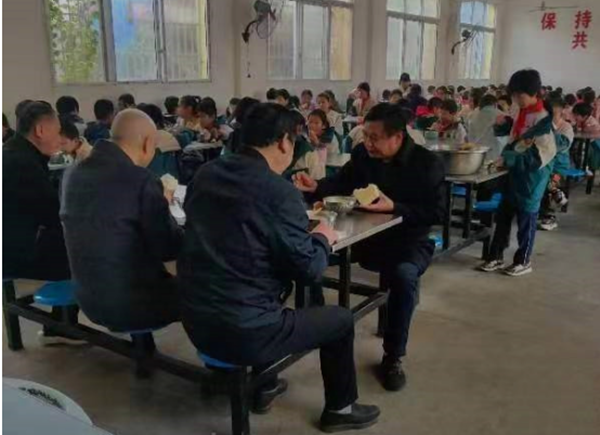 邓州市十林镇中心校检查指导学校安全并落实陪餐制