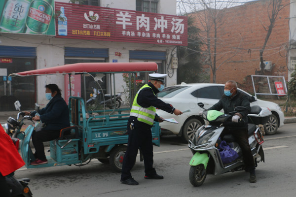 邓州市交警下乡进村持续宣传“一盔一带”安全守护
