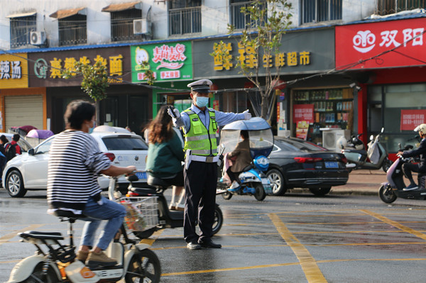 邓州市交警为全市学生撑起“平安伞” 