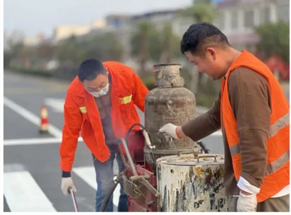邓州市公路局做好冬季公路养护