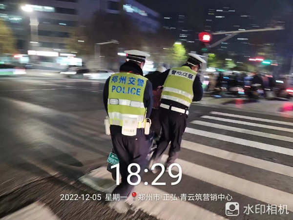 郑州交警十一支队高峰岗救助群众 妥善处置突发情况