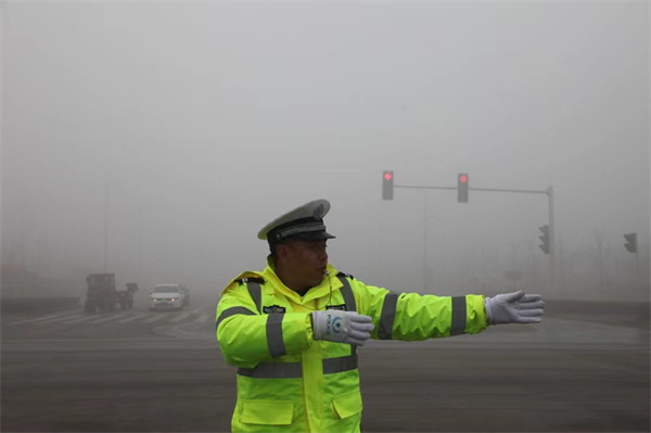 商丘市公安局交警支队多措并举开展团雾多发路段排查整治行动