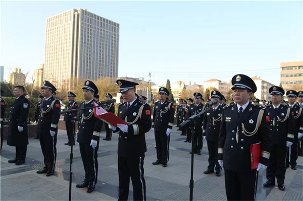 商丘市公安局举行庆祝第三个“中国人民警察节”升旗仪式