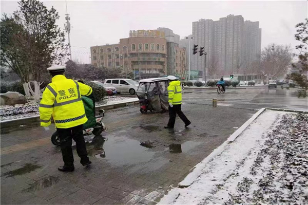 商丘交警雪中执勤 荧光绿展现靓丽“雪警”确保春运安全