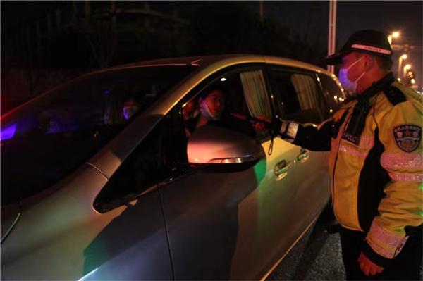 商丘市公安局交警支队开展周末酒驾等重点违法行为查处 净化春运交通环境
